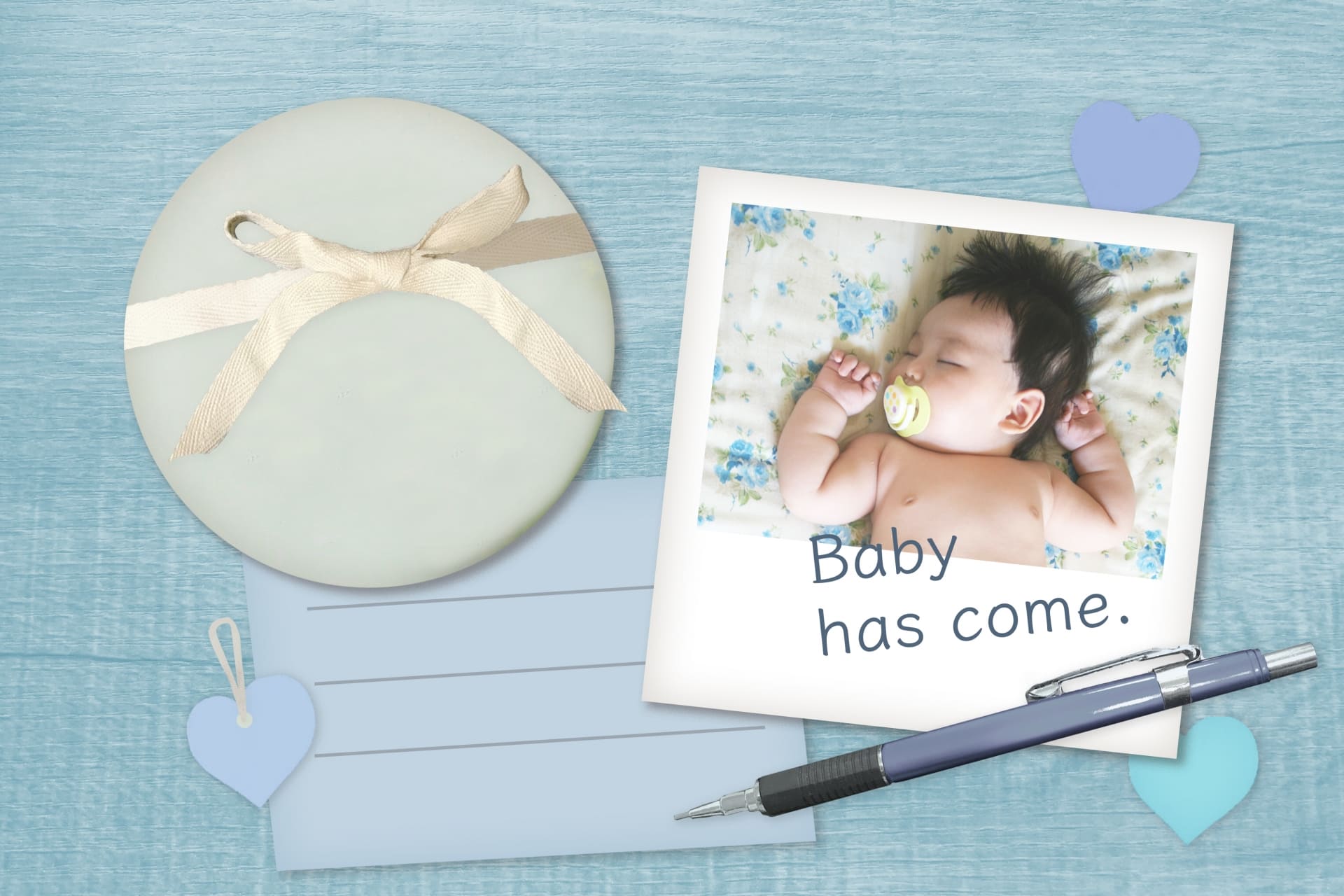 出産報告と赤ちゃんの写真