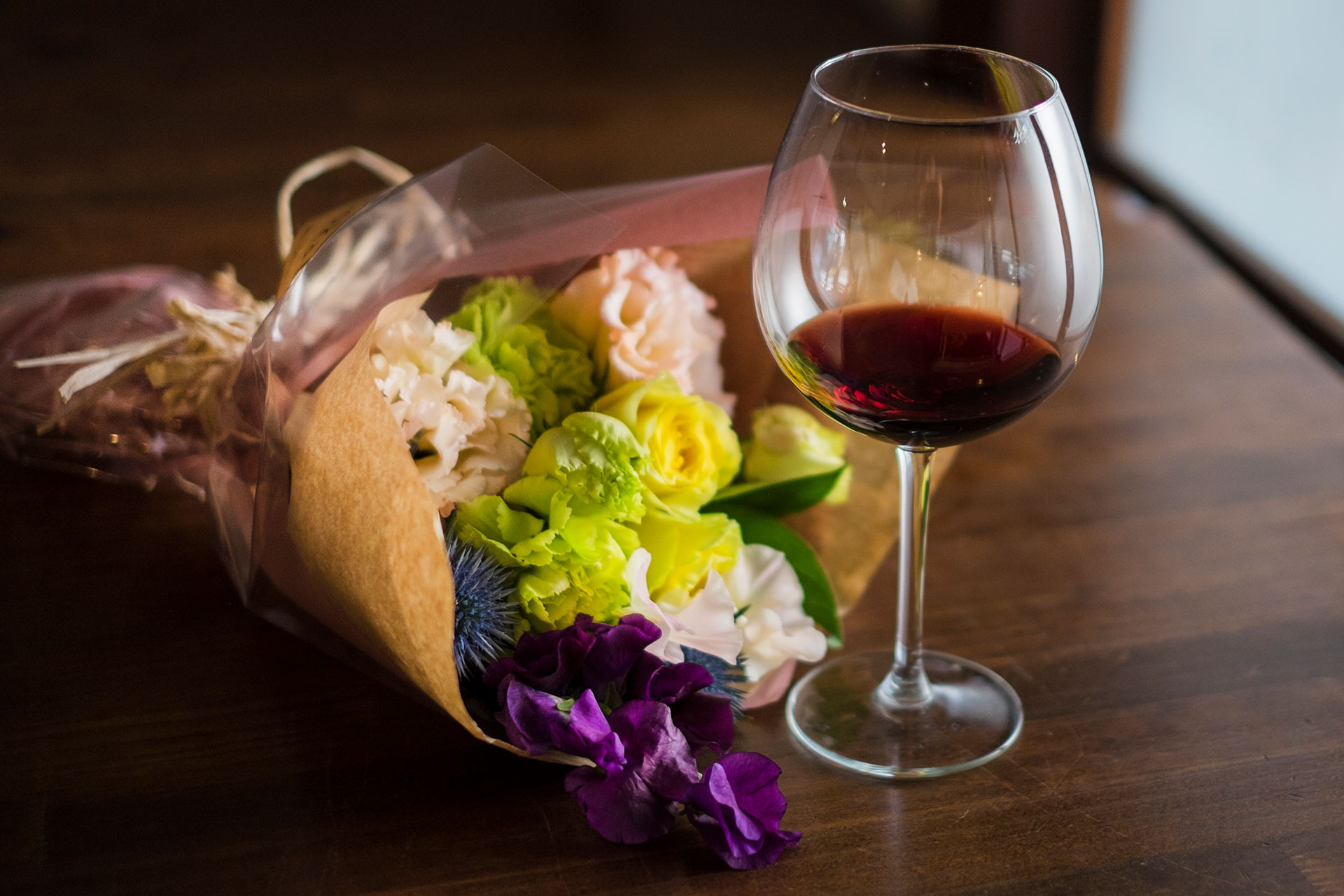 花束とワイン
