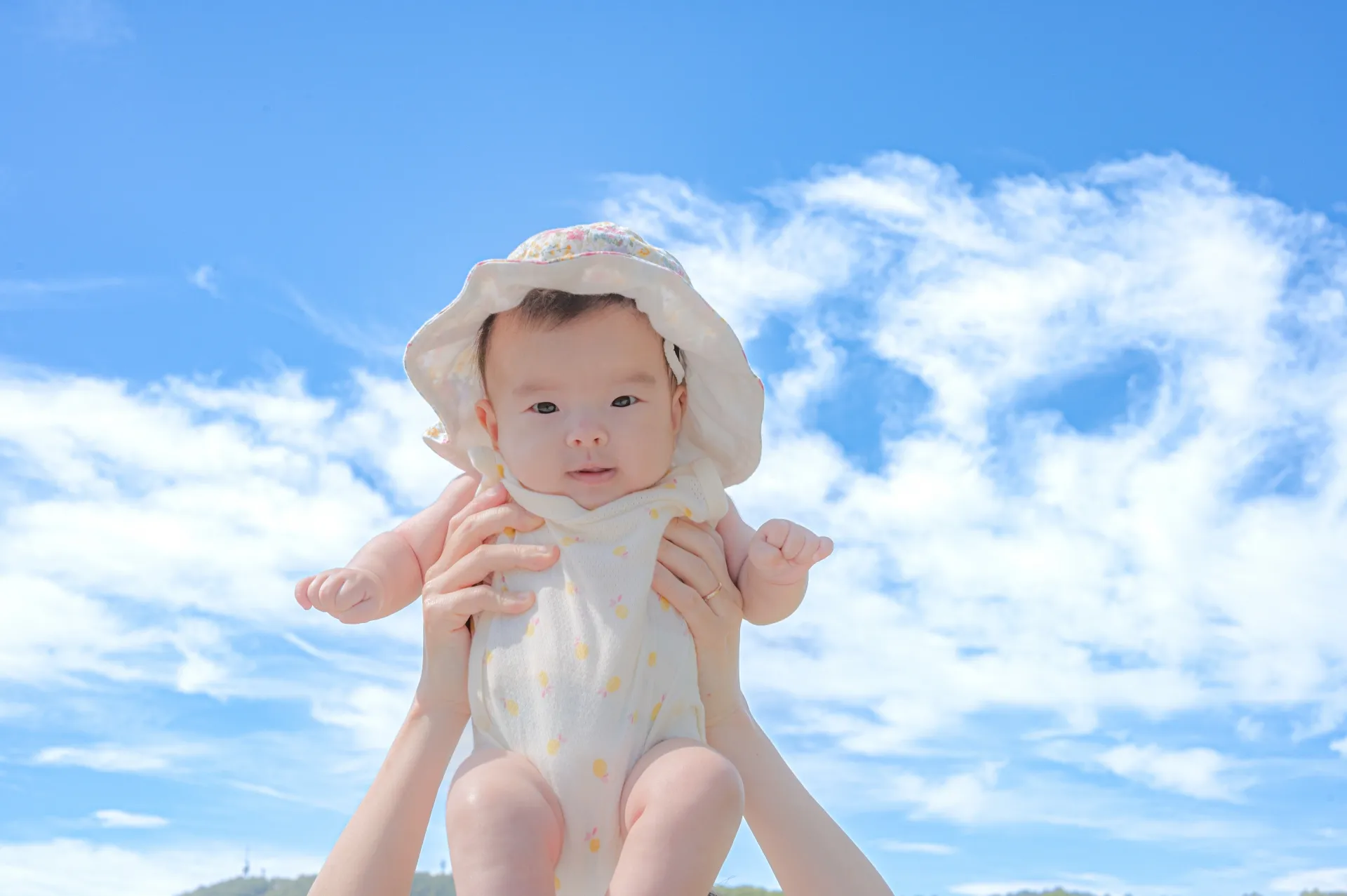 青空と可愛い赤ちゃん