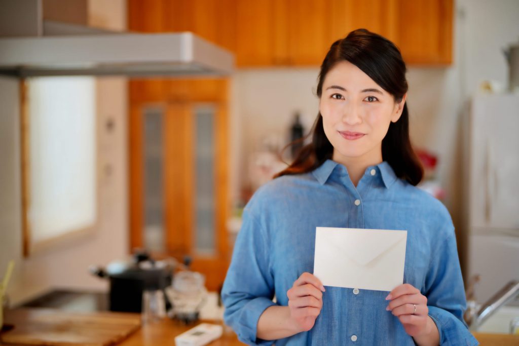 封筒を持った女性