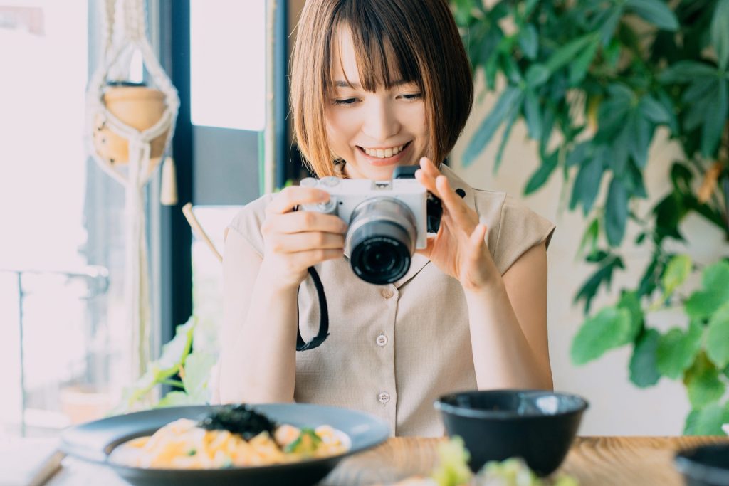 カメラを構える女性
