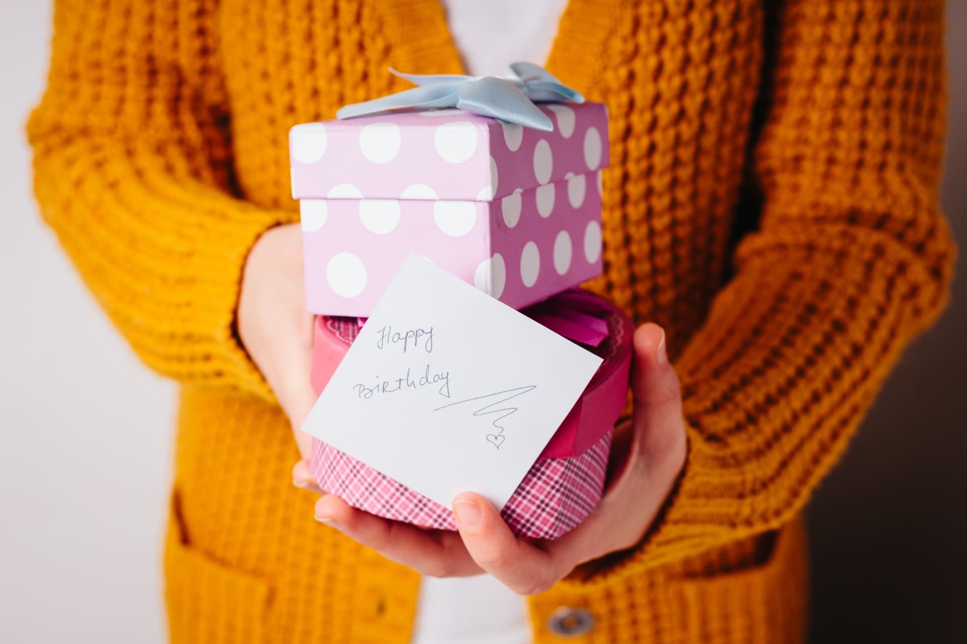 誕生日プレゼントとメッセージカード