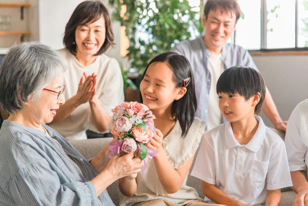 花束を受け取る高齢女性