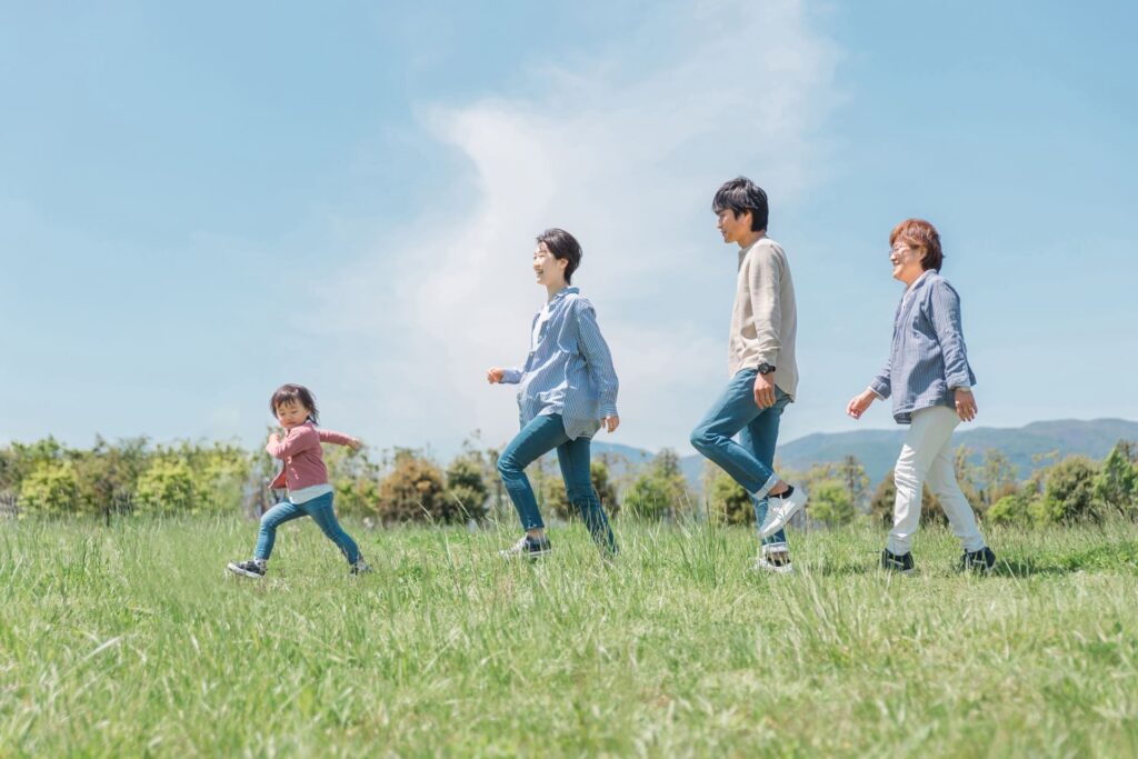草原を歩く日本人家族（横顔）
