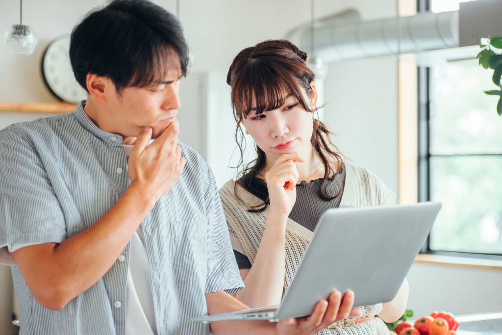 悩んでいるジェスチャーをする男女