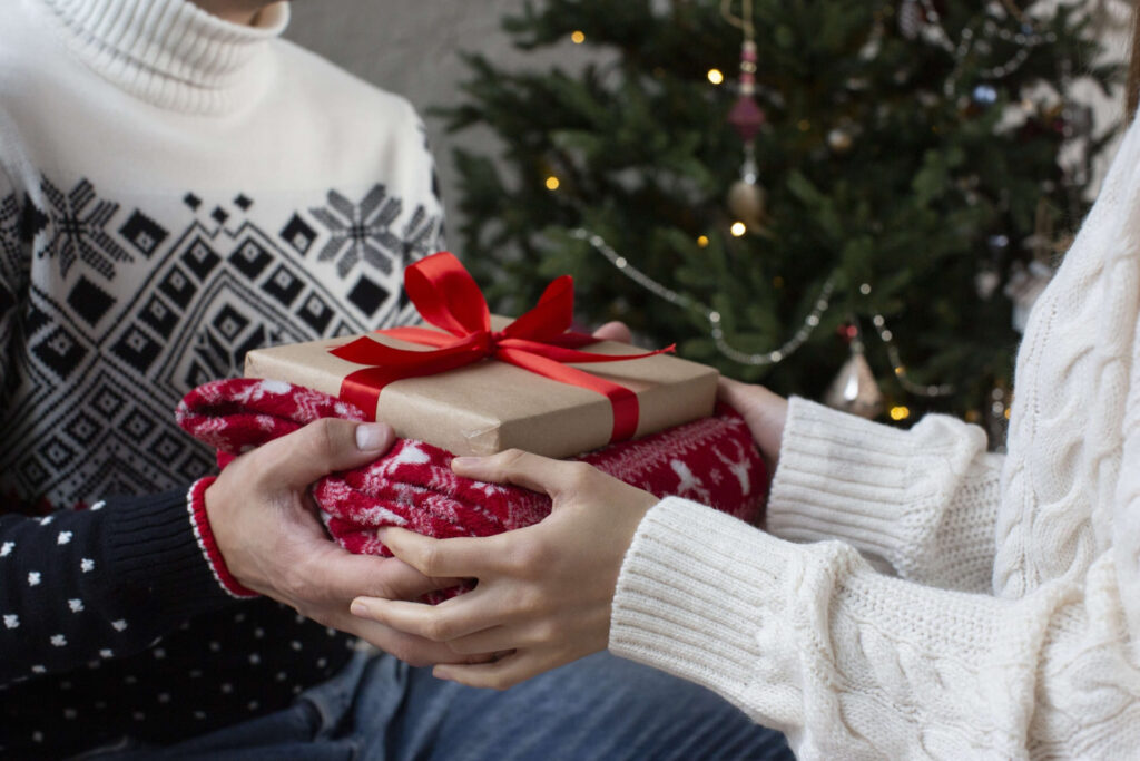 クリスマスプレゼントを持つ男女