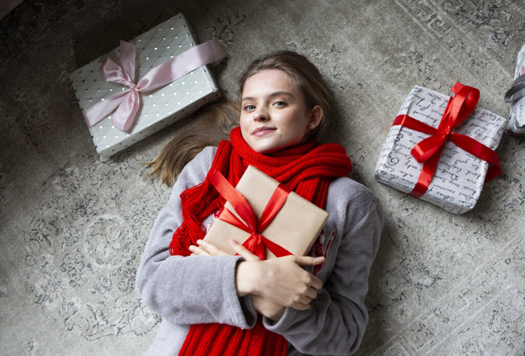 クリスマスプレゼントを抱きしめる女性