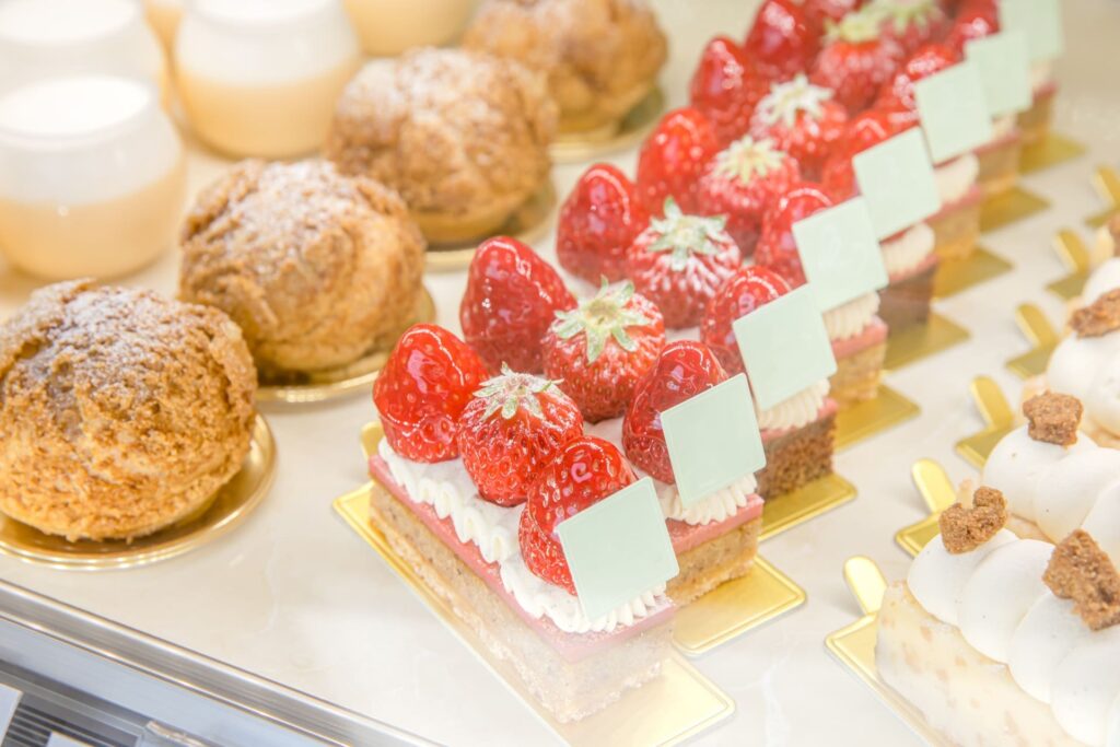 いちごタルトやシュークリームが並んでいる