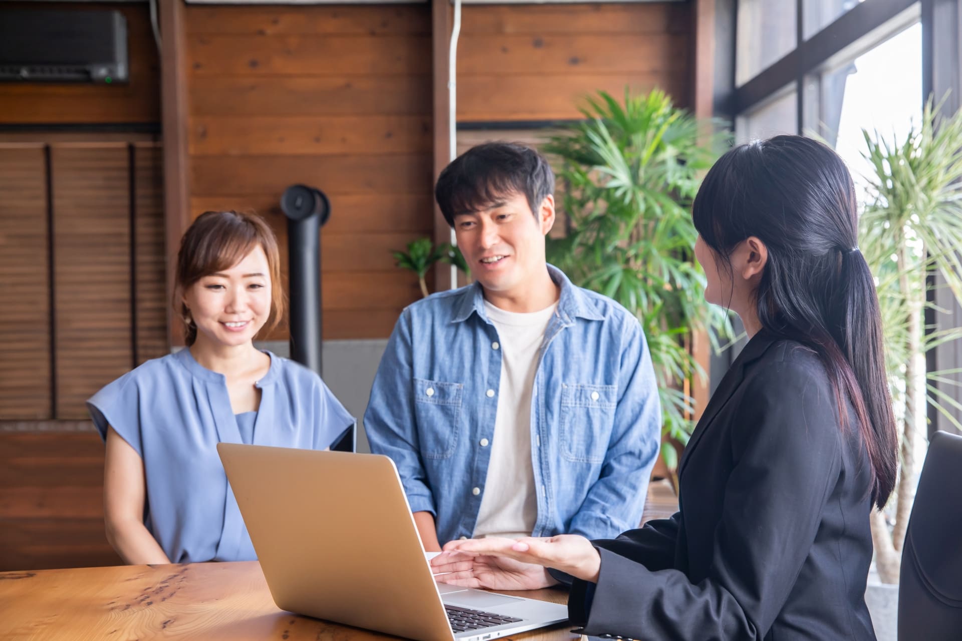 若い男女が打ち合わせ