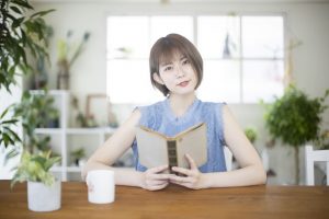 本を持った女性