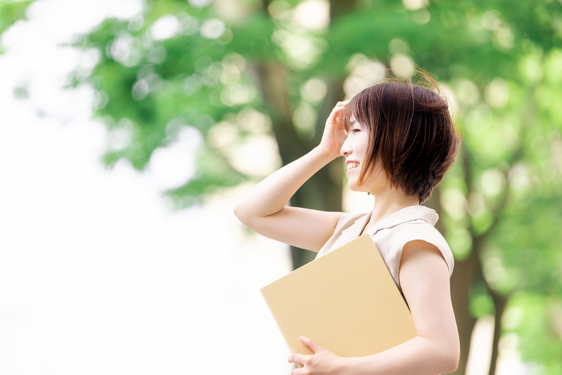 風に髪がなびく女性