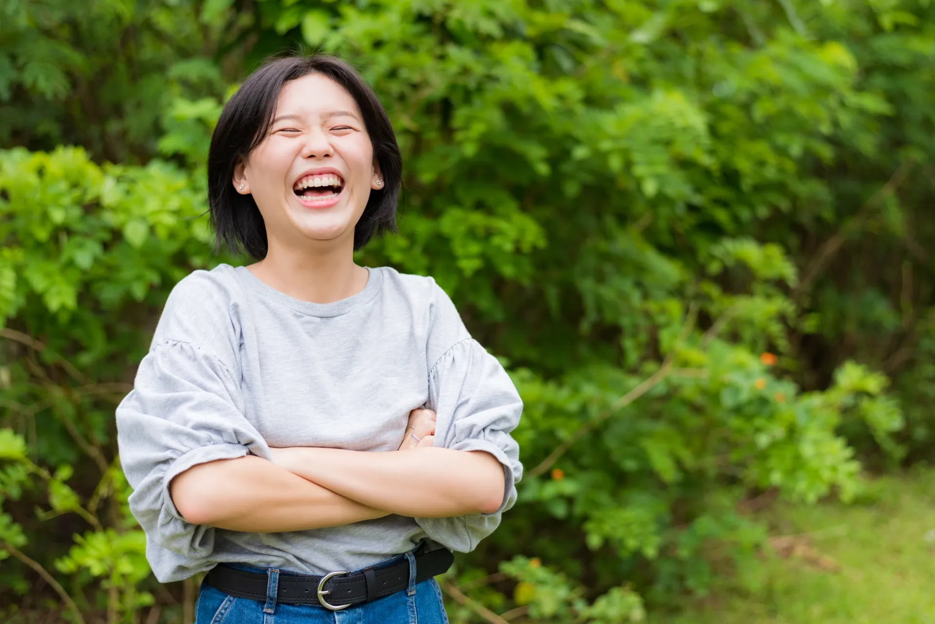 笑っている10代の女性 自然のイメージ