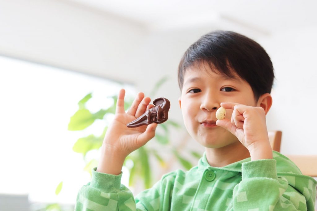 チョコレートを食べる小学生