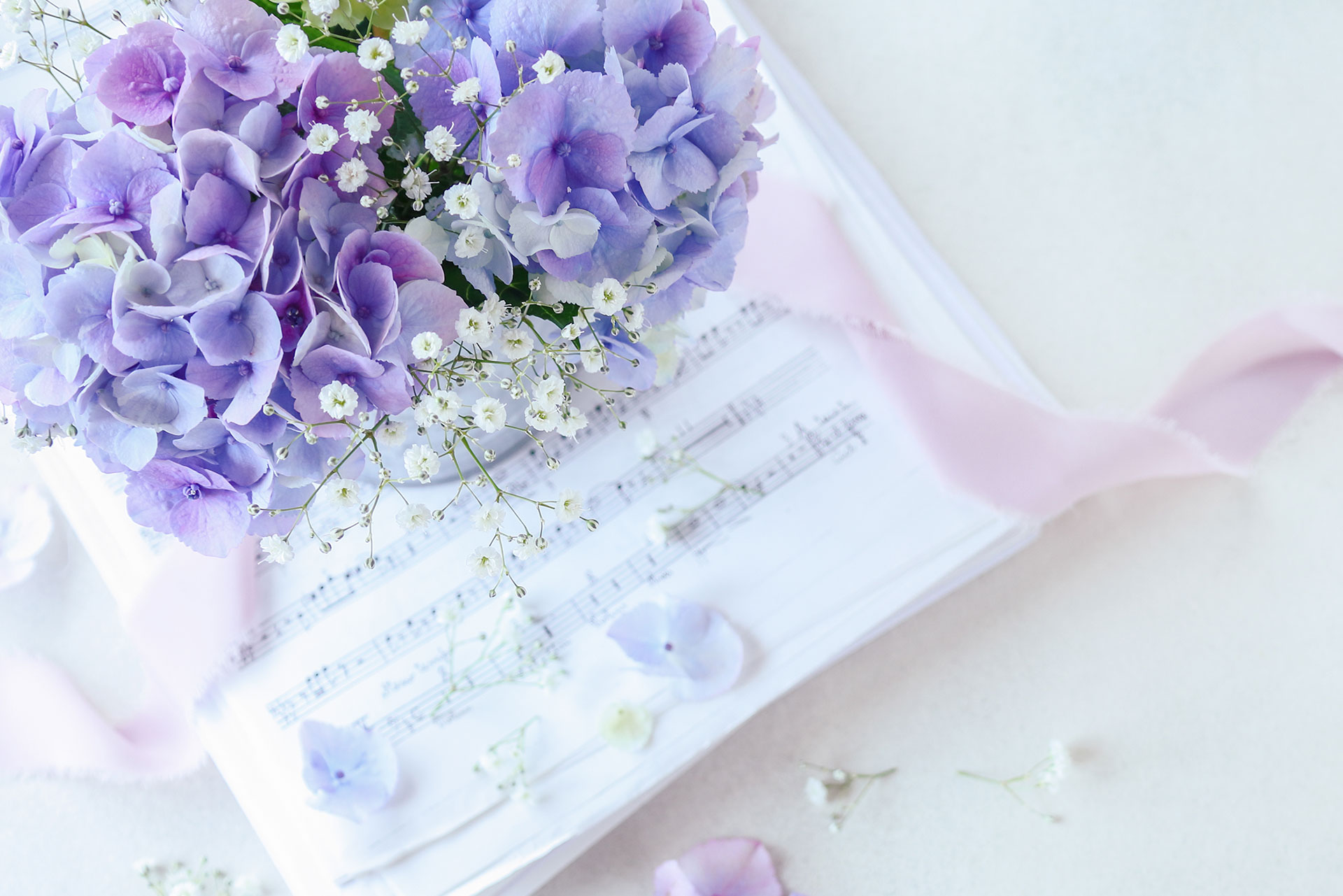 紫の花束と楽譜