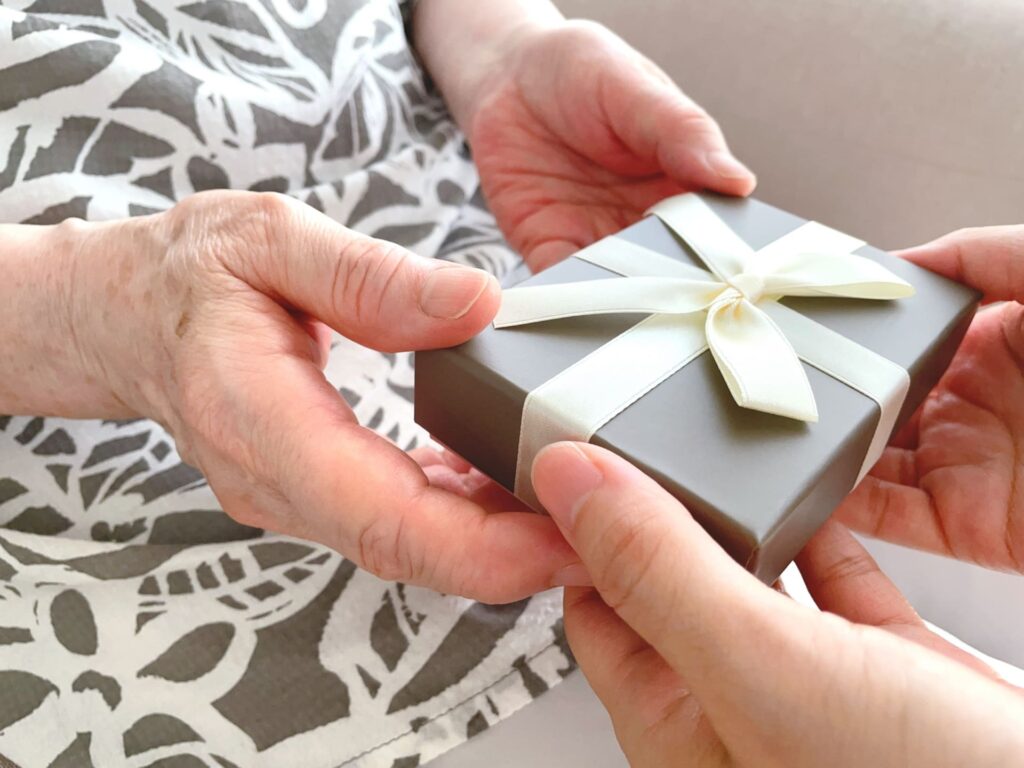 プレゼントを受け取る高齢女性の手元