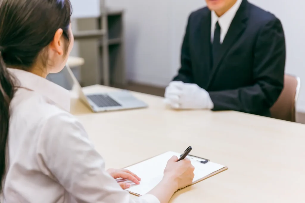 白手袋をつけたビジネスマンと女性