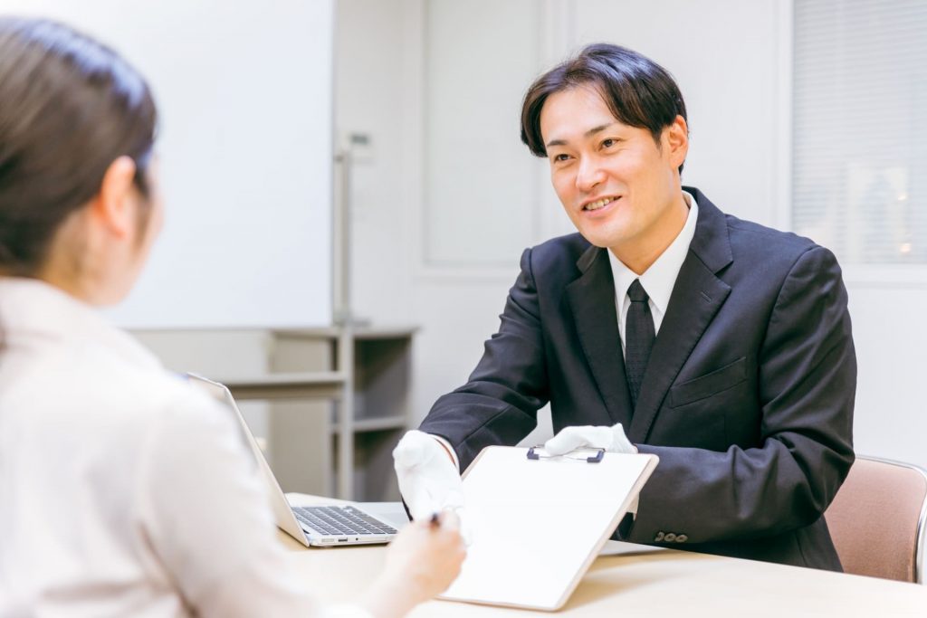 説明する礼服を来た男性