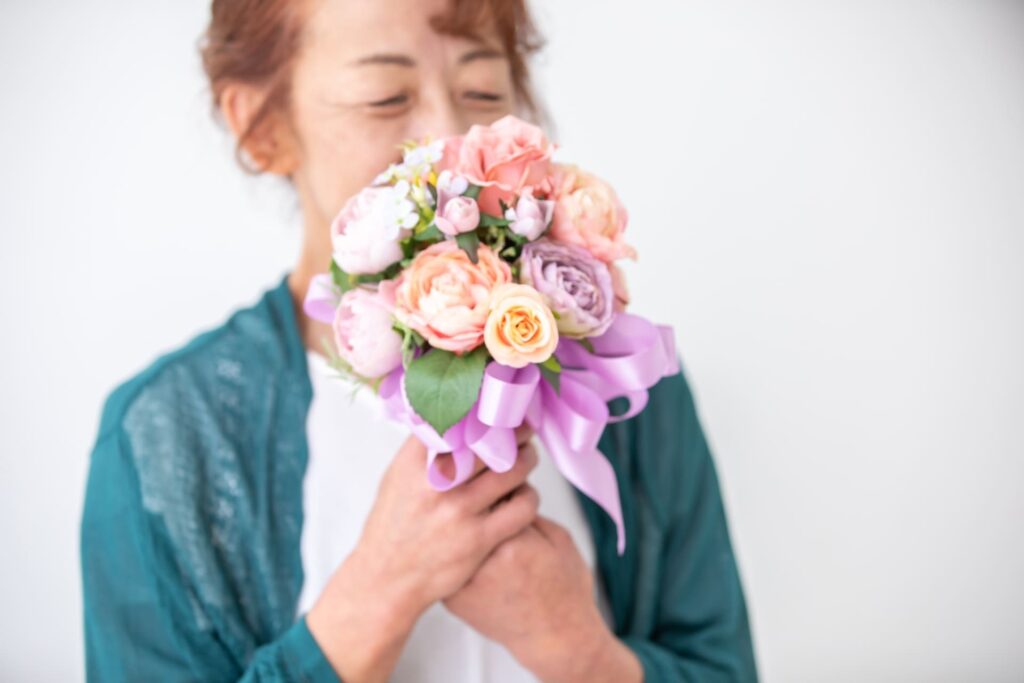 花束を持つ高齢女性