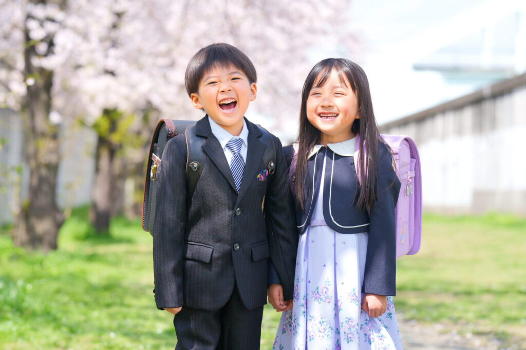 桜と入学式の小学生