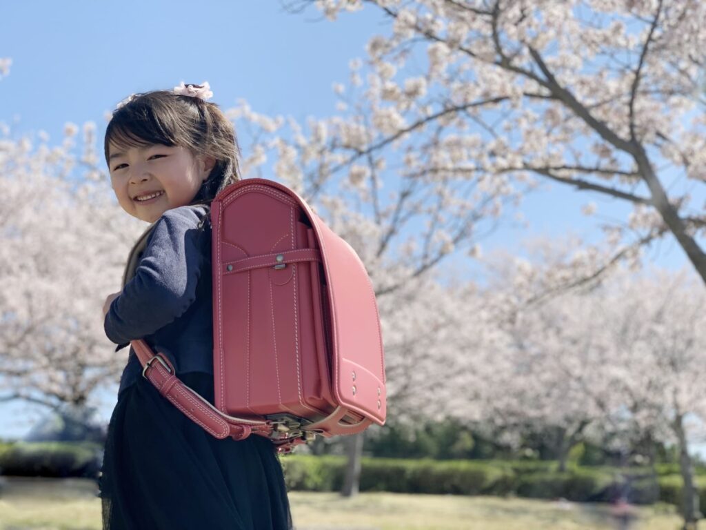 女の子とランドセル