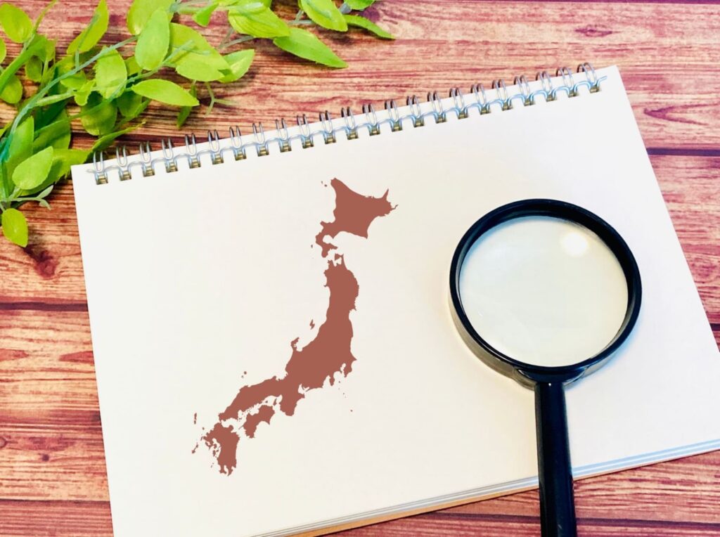 スケッチブックに描かれた日本地図と虫眼鏡 (1)