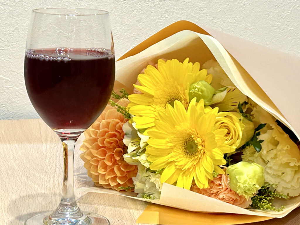 黄色い花とワイン