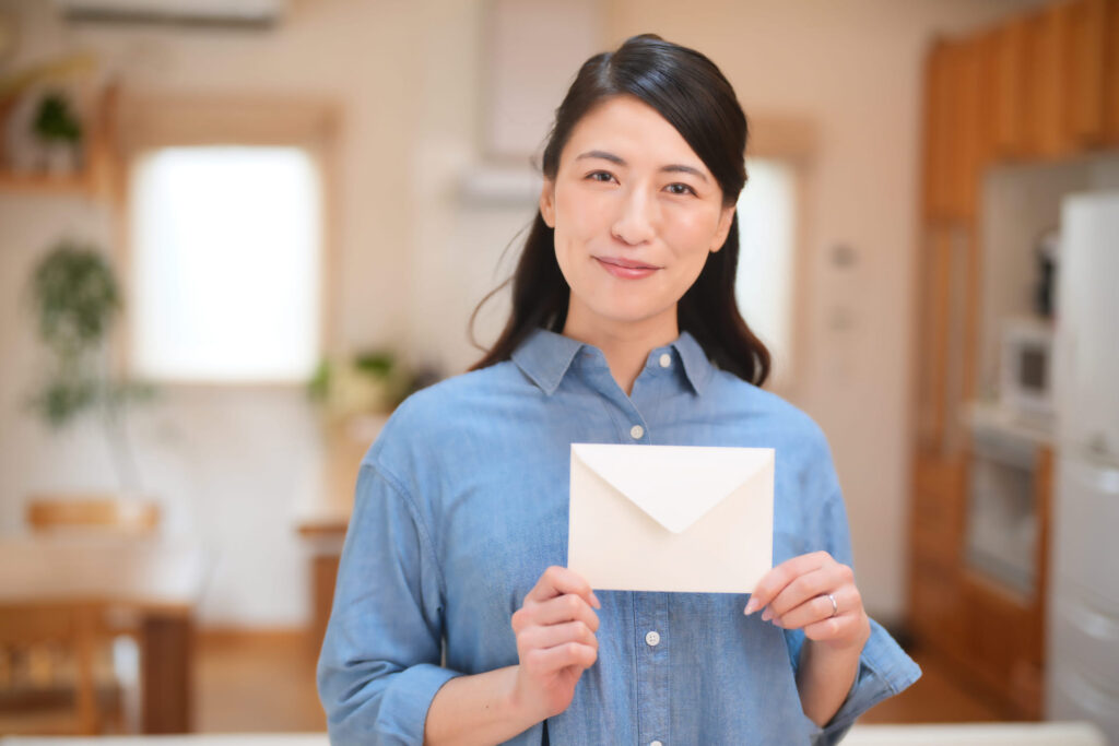 手紙を持つ女性