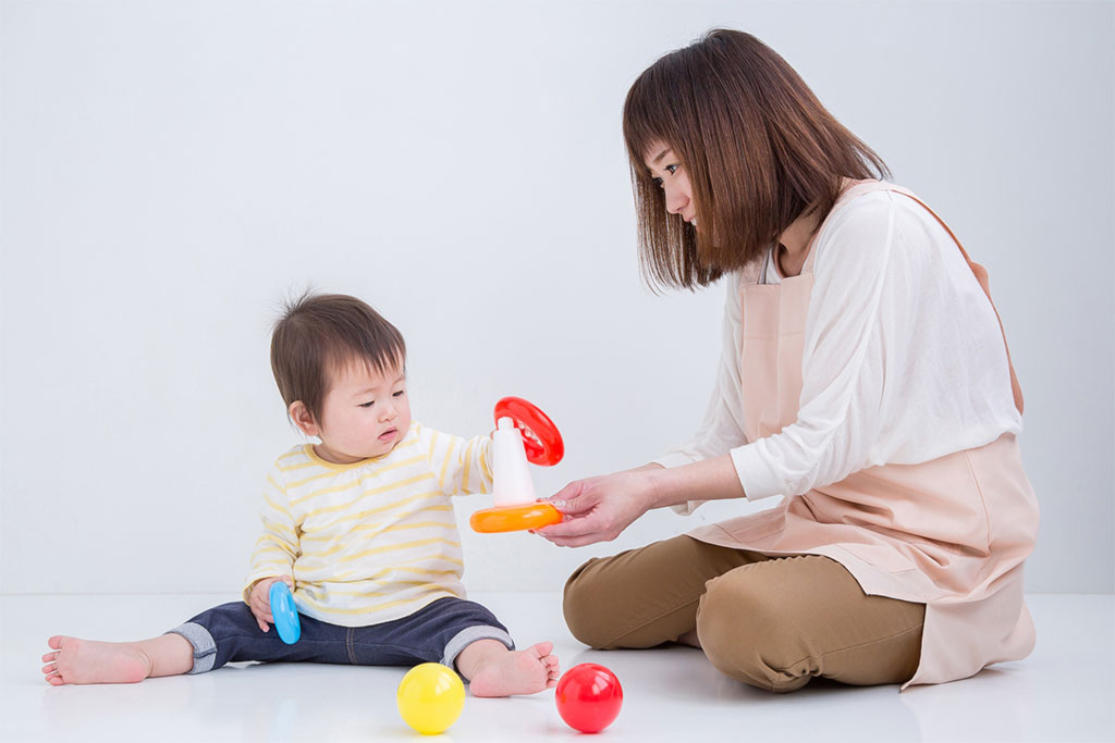 おもちゃで遊ぶ赤ちゃん