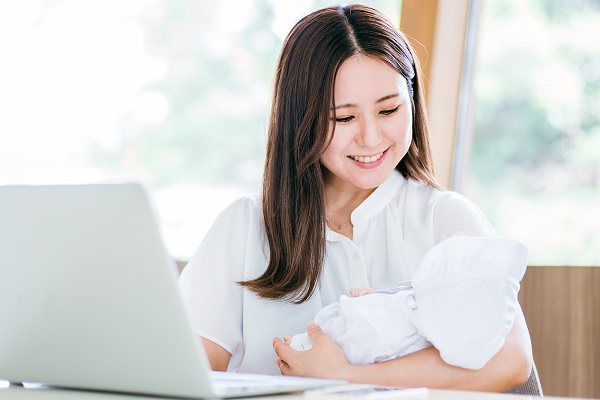 妊婦と赤ちゃんとパソコン